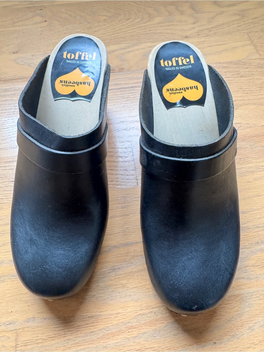 Swedish Hasbeens black leather clogs